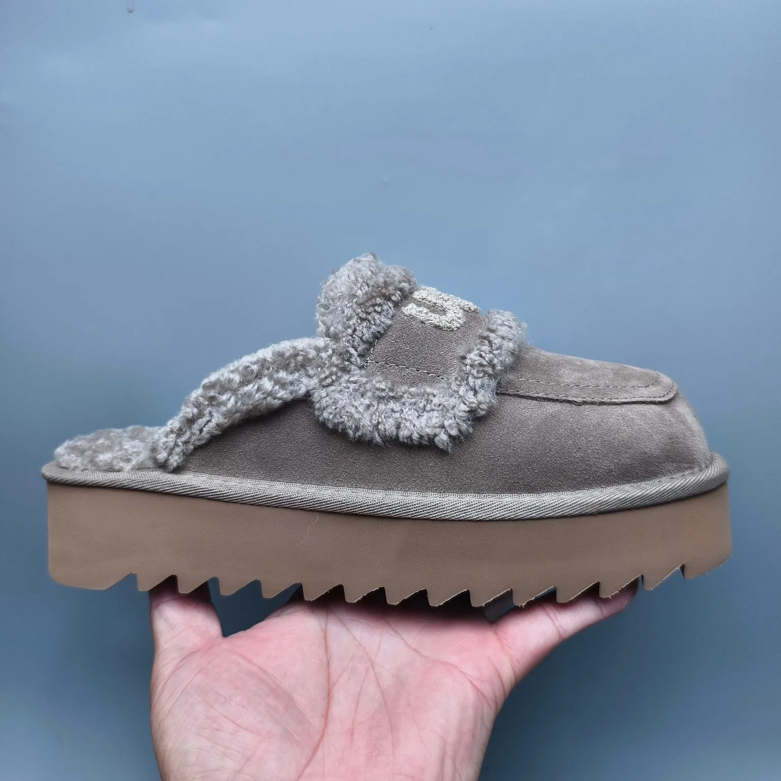 💰480 UGG sheepskin all-in-one snow boots 1208 Thick-soled curly fur casual fur flip flops with large logo Color: maroon sand antelope brown black chocolate Code number: 35-40 yards